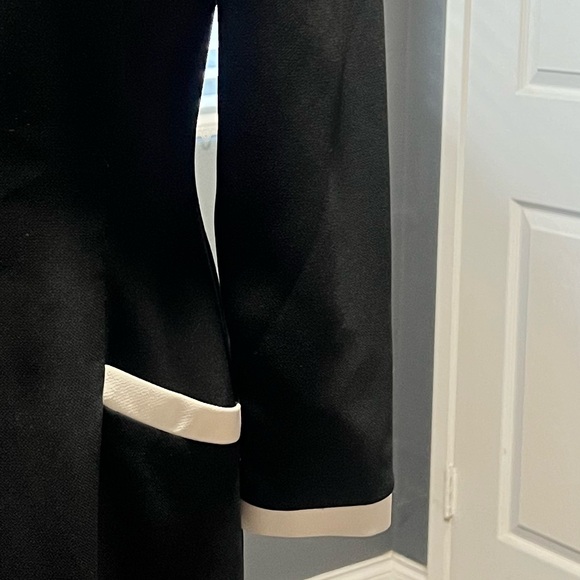 Vintage Petite Ann Taylor Black Dress with White Accents and Pockets. 6P - Picture 5 of 7